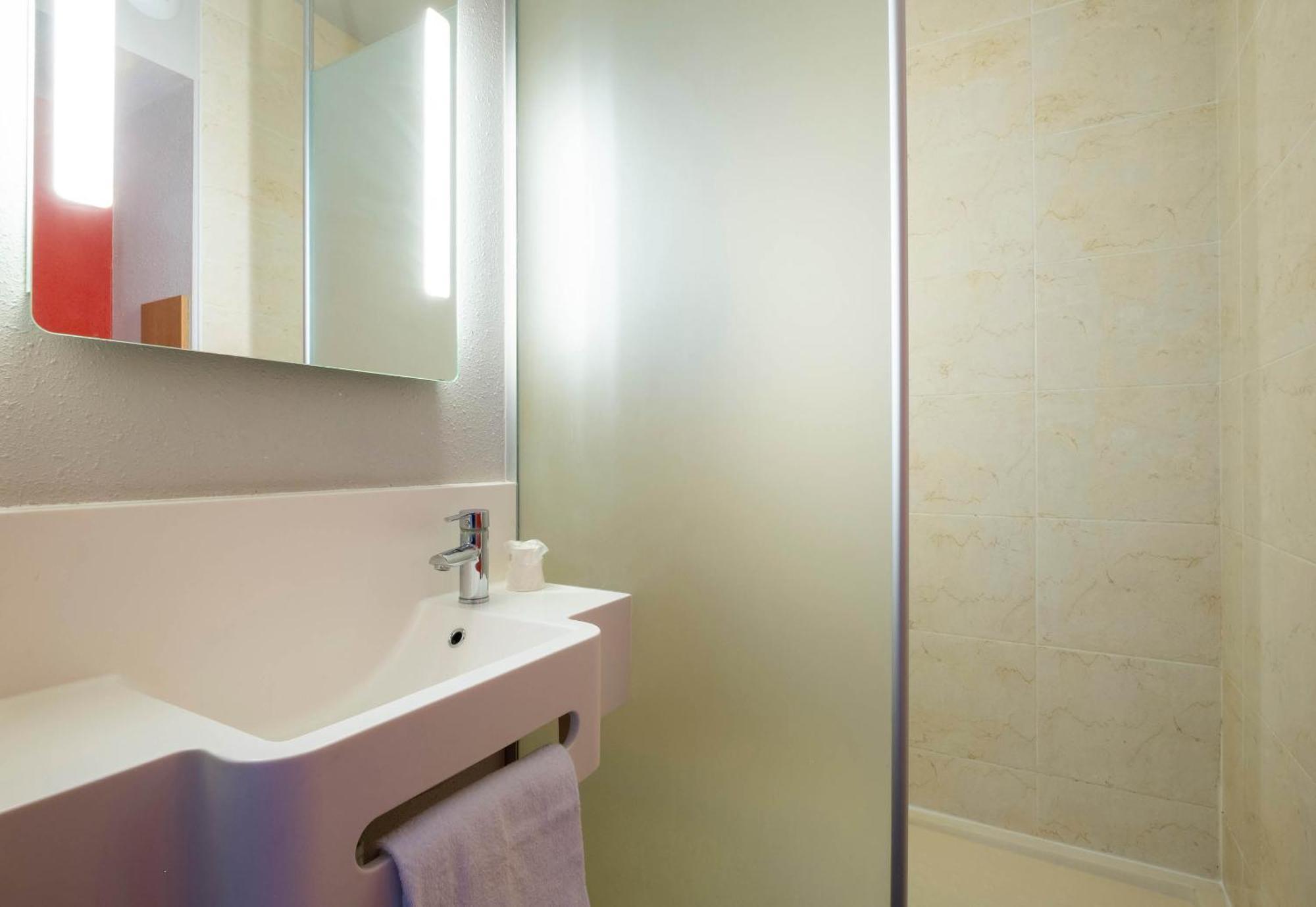 B&B Hotel La Rochelle Beaulieu Пюильборо Экстерьер фото